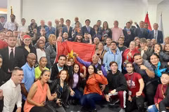 Ông Phan Đình Trạc gặp gỡ tập thể giáo viên, học viên Venezuela, quốc tế; đại diện lãnh đạo PSUV, Bộ Ngoại giao, Nhóm Nghị sỹ Hữu nghị Venezuela-Việt Nam. (Ảnh: Mai Phương/TTXVN)