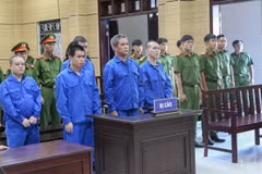 Năm bị cáo nhận án tử hình và 1 bị cáo nhận án tù chung thân về tội “Vận chuyển trái phép chất ma túy.” (Ảnh: Giang Phương/TTXVN)