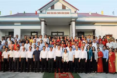 Phó Chủ tịch thường trực Quốc hội Trần Thanh Mẫn chụp ảnh chung với người dân thôn Vân Chung, xã Lam Cốt, huyện Tân Yên, tỉnh Bắc Giang. (Ảnh: Danh Lam/TTXVN)