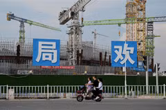 Các tòa nhà đang xây dựng của Tập đoàn Phát triển Bất động sản Evergrande ở Quảng Đông, Trung Quốc. (Ảnh: AFP/TTXVN)