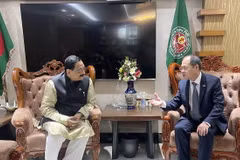 Đại sứ Nguyễn Mạnh Cường trao đổi với Thị trưởng Chittagong Rezaul Karim Chowdhury. (Ảnh: TTXVN phát)