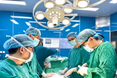 Các bác sỹ Bệnh viện Phổi Trung ương tiến hành ca phẫu thuật. (Nguồn: Bệnh viện Phổi Trung ương)