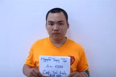 Nghi phạm Nguyễn Trọng Tấn bị bắt giữ. (Ảnh: Nguyễn Văn Việt/TTXVN)