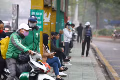 Người dân đeo khẩu trang tại bến xe buýt Long Biên. (Ảnh: Minh Quyết/TTXVN)