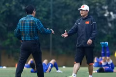 Lãnh đạo VFF và huấn luyện viên Hữu Thắng sẽ phải ngồi lại với nhau sau thất bại ở SEA Games. (Ảnh: Minh Chiến/Vietnam+)