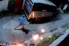 Các đối tượng ném bom xăng vào nhà dân và tài sản. (Ảnh cắt từ clip)