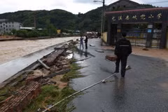 Cảnh đổ nát sau khi bão Nepartak tràn qua huyện Youxi, tỉnh Phúc Kiến ngày 9/7. (Nguồn: THX/TTXVN)