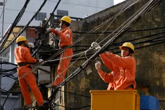Nhân viên EVN sửa chữa các thiết bị điện. (Ảnh: EVN)