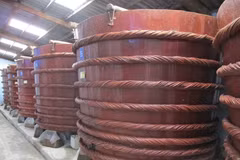 Trên mỗi thùng nước mắm Phú Quốc đều gắn mã số để kiểm tra chất lượng. (Ảnh: PV/Vietnam+)