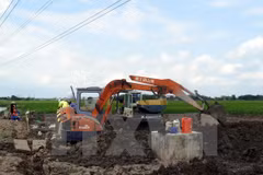 Đơn vị kiểm định chất lượng bêtông tiến hành khoan trụ bêtông cột điện cao thế để lấy mẫu kiểm định chất lượng. (Ảnh: Văn Đạt/TTXVN)