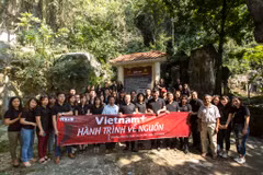 Bác Lê Đình Cẩm - một cán bộ lão thành Thông tấn xã Việt Nam giới thiệu về lịch sử của di tích T6. Đây là nơi đặt đài thu phát của cơ quan Việt Nam Thông tấn xã (tên gọi khi đó của Thông tấn xã Việt Nam) trong thời kỳ kháng chiến chống Mỹ.