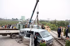 Chuyển chiếc xe bị nạn khỏi hiện trường. (Ảnh: Thống Nhất/TTXVN)