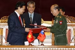 Thủ tướng Nguyễn Tấn Dũng và Thủ tướng Liên bang Myanmar Thein Sein thông qua Tuyên bố chung ngày 2/4 vừa qua. (Ảnh: Đức Tám/TTXVN). 