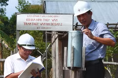Kỹ sư Việt Nam đánh giá dữ kiện địa hình dự án thủy điện Hạ Sê San 2 tại tỉnh Stung Treng, Campuchia. (Ảnh minh họa: Ngọc Hà/TTXVN).
