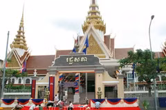 Công nhân đang gấp rút hoàn thiện phần việc trang trí, chuẩn bị cho phiên họp đầu tiên của Quốc hội Campuchia diễn ra vào ngày 23/9. (Ảnh: Xuân Khu/Vietnam+)