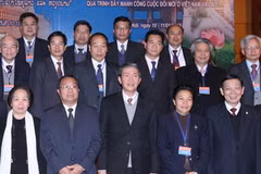 Các đại biểu chụp ảnh chung tại hội thảo. (Ảnh: Thống Nhất/TTXVN)