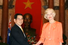 Chủ tịch nước Nguyễn Minh Triết đón Toàn quyền Australia, bà Quentin Bryce. (Ảnh: Nguyễn Khang/TTXVN)