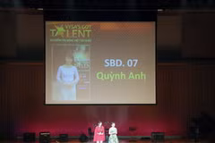 Thí sinh Lê Thị Quỳnh Anh hoàn thành một bài dự thi trong đêm Chung kết VYSA Got Talent 2013. (Ảnh: Hữu Thắng/Vietnam+). 