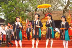 Phụ nữ Sán Dìu hát soọng cô. (Ảnh: Internet)