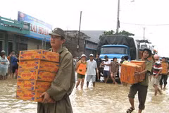 Chuyển hàng cứu trợ cho người dân vùng lũ ở thành phố Quy Nhơn, Bình Định. (Ảnh: Thái Sơn/TTXVN). 