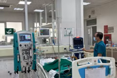 Bác sĩ theo dõi sức khoẻ cho bệnh nhân. (Ảnh: BVCC)