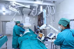 Một ca phẫu thuật cho bệnh nhân. (Ảnh: Tuấn Anh/TTXVN)