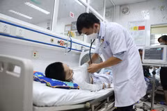 Bác sỹ theo dõi sức khỏe cho một bệnh nhân. (Ảnh: PV/Vietnam+)