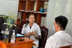 Bác sỹ tại Trung tâm Kiểm soát Bệnh tật tỉnh Kiên Giang tư vấn về thuốc cho bệnh nhân HIV. (Ảnh: T.G/Vietnam+)