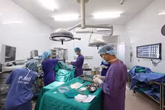 Các bác sĩ thực hiện ca phẫu thuật tại Bệnh viện Hữu nghị Việt Đức. (Ảnh: Minh Sơn/Vietnam+)