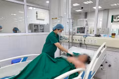 Bác sĩ điều trị cho bệnh nhân. (Ảnh: PV/Vietnam+)