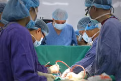 Các bác sĩ Bệnh viện Hữu nghị Việt Đức thực hiện ca ghép tim cho một bệnh nhân. (Ảnh: PV/Vietnam+)
