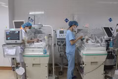 Bác sĩ, điều dưỡng Khoa Hồi sức sơ sinh chăm sóc các bé sinh non. (Ảnh: Bích Huệ/TTXVN)
