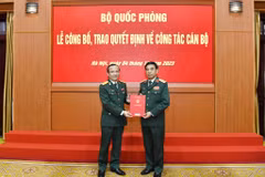 Đại tướng Phan Văn Giang - Ủy viên Bộ Chính trị, Phó Bí thư Quân ủy Trung ương, Bộ trưởng Bộ Quốc phòng đã trao quyết định bổ nhiệm Đại tá Lê Hữu Song giữ chức vụ Giám đốc Bệnh viện Trung ương Quân đội 108. (Ảnh: PV/Vietnam+)