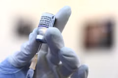 Tiêm vaccine phòng COVID-19. (Ảnh: TTXVN/Vietnam+)