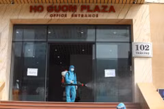 Phong tỏa 2 chung cư ở quận Hà Đông (Hà Nội) liên quan đến ca bệnh 3634. (Ảnh: Thành Đạt/TTXVN)