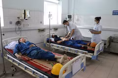Các bệnh nhân được cấp cứu tại Bệnh viện Hữu Nghị Việt Tiệp. (Ảnh: Hoàng Ngọc/TTXVN) 