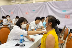 Nhân viên y tế khám sàng lọc bệnh cho người dân. (Ảnh: PV/Vietnam+)