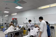 Bác sỹ điều trị cho bệnh nhân tại Bệnh viện Hữu nghị Việt Đức trong dịp Tết. (Ảnh: PV/Vietnam+)
