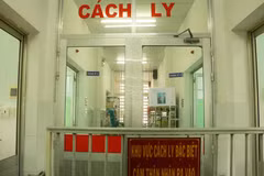 Giám sát hoạt động cách ly, điều trị bệnh nhân COVID-19 tại Khoa Bệnh Nhiệt đới, Bệnh viện Chợ Rẫy Thành phố Hồ Chí Minh. (Ảnh: Đinh Hằng/TTXVN)