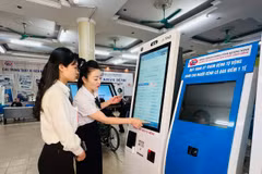 Người dân làm thủ tục khám chữa bệnh tại Bệnh viện Đa khoa tỉnh Quảng Ninh. (Ảnh: PV/Vietnam+)