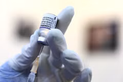 Vaccine phòng COVID-19 của Pfizer. (Ảnh: Hoàng Hiếu/TTXVN)