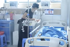 Bệnh nhân mắc COVID-19 được điều trị tại một cơ sở y tế. (Ảnh: Minh Quyết/TTXVN)
