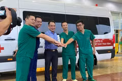 Các y bác sỹ Bệnh viện Bệnh Nhiệt đới Trung ương sẵn sàng lên đường. (Ảnh: PV/Vietnam+)