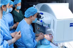 Bác sỹ thực hiện phương pháp Relex Smile giúp bệnh nhân lấy lại mắt sáng chỉ sau 23 giây. (Ảnh: PV/Vietnam+)