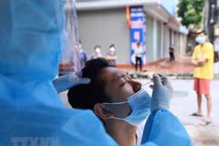 Lấy mẫu xét nghiệm cho người dân tại Hà Nội. (Ảnh: Hoàng Hiếu/TTXVN)