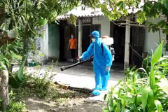 Phun hóa chất diệt muỗi tại các ổ dịch nhỏ, vừa, có nguy cơ xảy ra dịch bệnh sốt xuất huyết. (Ảnh: TTXVN phát)