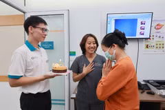 Bệnh nhân được ghép giác mạc vỡ oà hạnh phúc trong ngày sinh nhật đã nhìn thấy ánh sáng. (Ảnh: PV/Vietnam+)