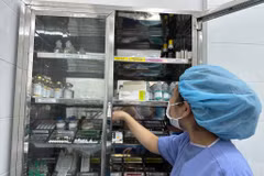 Nhân viên y tế kiểm tra tủ thuốc. (Ảnh: T.G/Vietnam+)