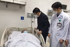 Bộ trưởng Bộ Y tế thăm và làm việc tại Bệnh viện Bệnh Nội tiết Trung ương. (Ảnh:T.G/Vietnam+)