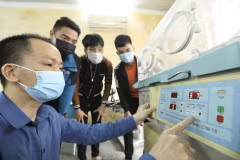 Giảng viên hướng dẫn sinh viên học thực hành với thiết bị lồng ấp trẻ sơ sinh. (Ảnh: Minh Quyết/TTXVN)